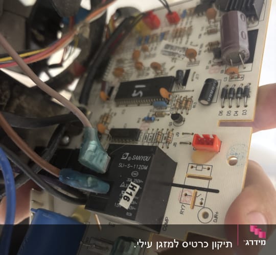מעגל חשמלי עם רכיבים אלקטרוניים וחוטים